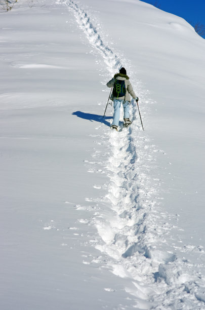 在厚厚的雪地里跑，姑娘图片下载