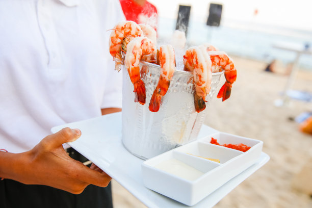 侍者端上桶里的新鲜大虾图片下载