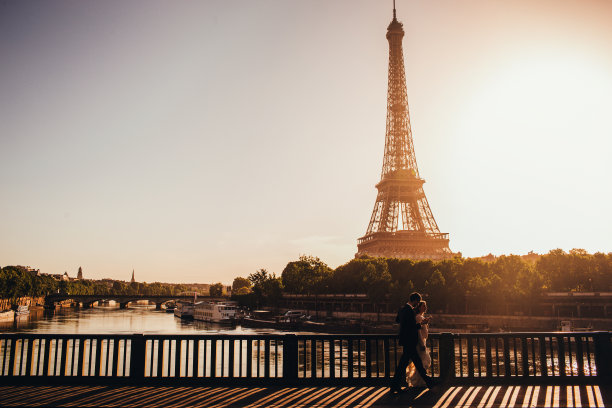 在法国巴黎举行婚礼图片下载