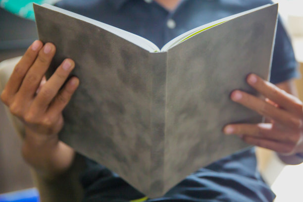 读书的学生图片下载