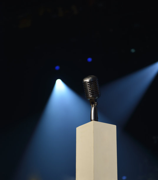 聚光灯下的老式舞台麦克风图片下载