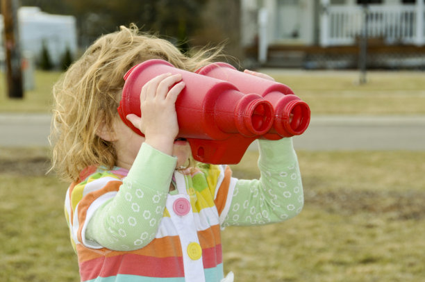 女孩用双筒望远镜图片下载