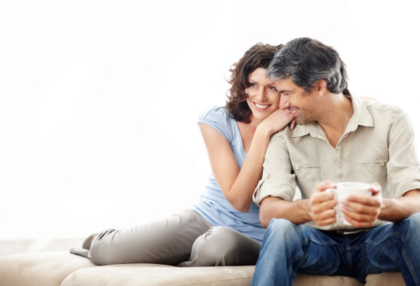 沙发上的一对幸福成熟的情侣图片下载