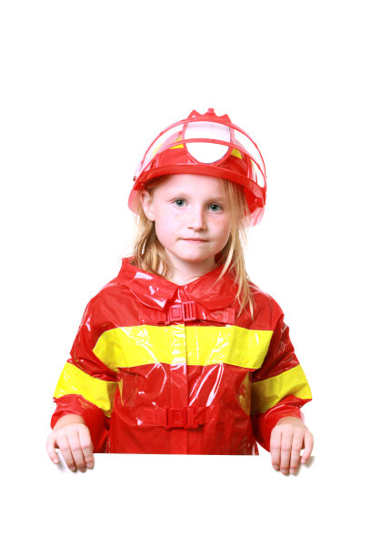 有白色卡片的女消防员图片下载