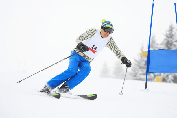 大回转比赛-滑雪图片下载