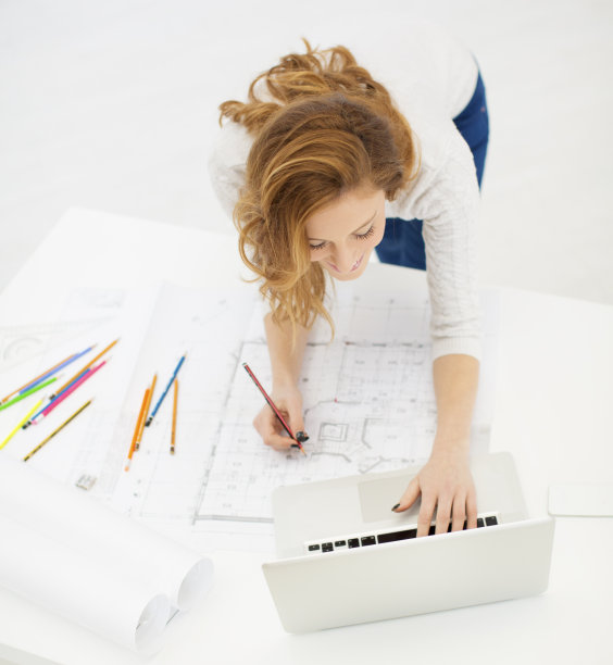 工作中的女建筑师。图片下载