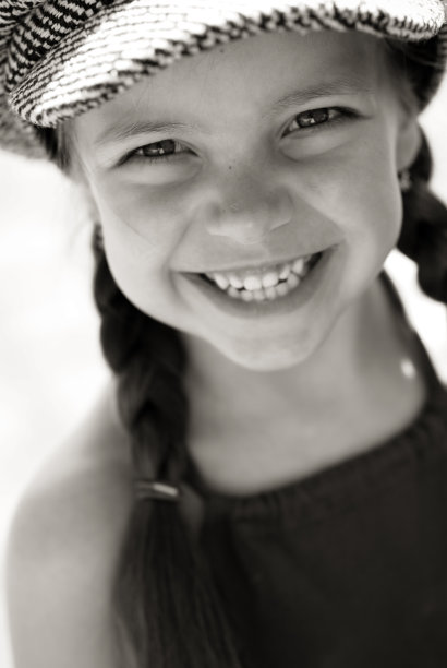 一个漂亮女孩的黑白肖像图片下载