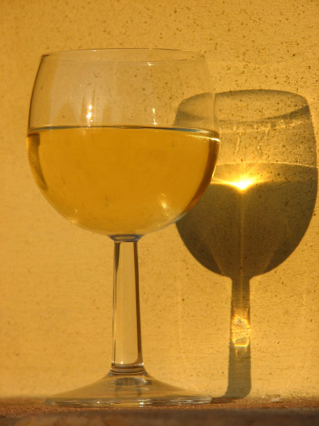 酒杯里的托斯卡纳日落图片下载