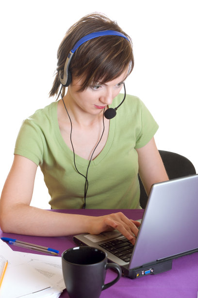 戴着耳机和笔记本电脑的女人图片下载