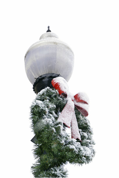 街灯与白雪覆盖的圣诞花环图片下载