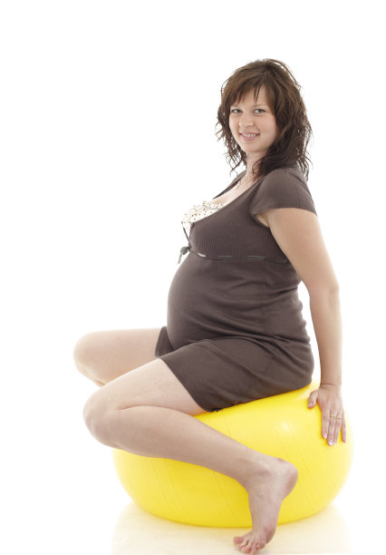 孕妇坐在健身球上图片下载
