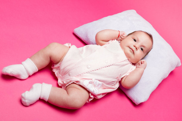 坐在紫色枕头上的小女孩图片下载