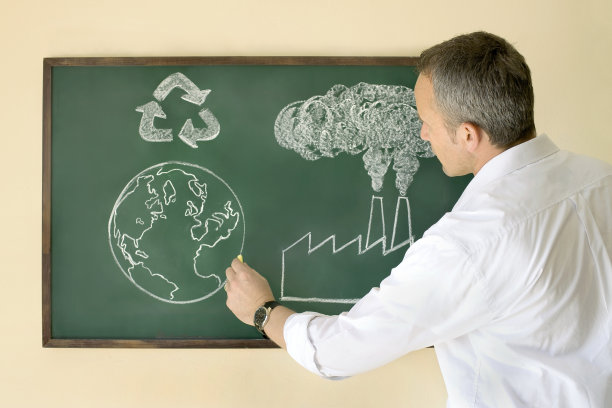 在黑板上画绿色教育图片的人图片下载