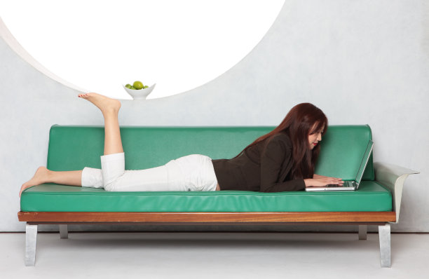 一名日本妇女在上网图片下载