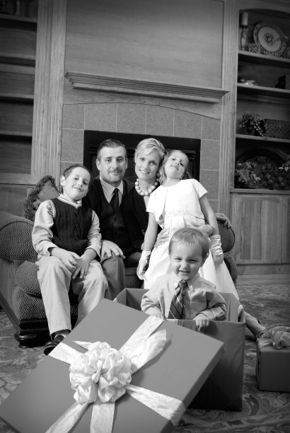 一家四口在圣诞节穿复古服装图片下载