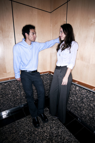 在电梯里调情图片下载