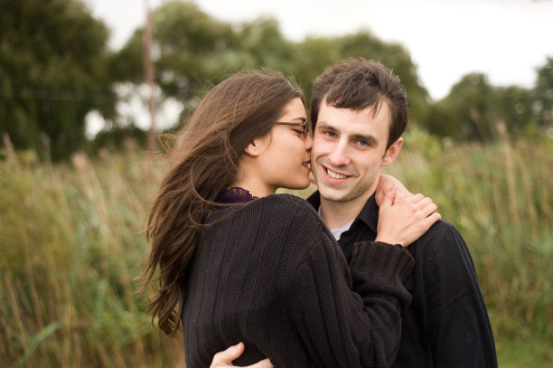 幸福的一对在秋天站在外面图片下载