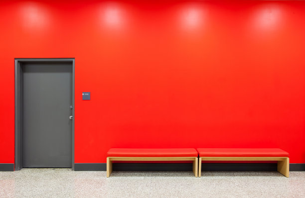红色的墙，灰色的门和长凳图片下载