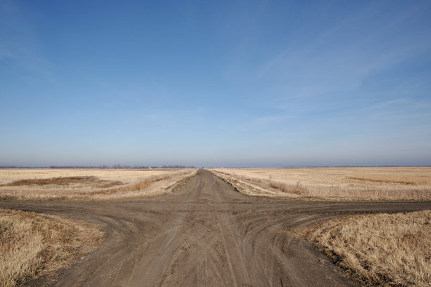 十字路口上的草原图片下载