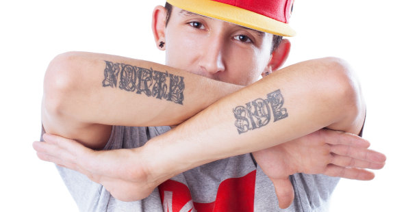 嘻哈风格，“NORTH SIDE”纹身男子，注重脸部图片下载