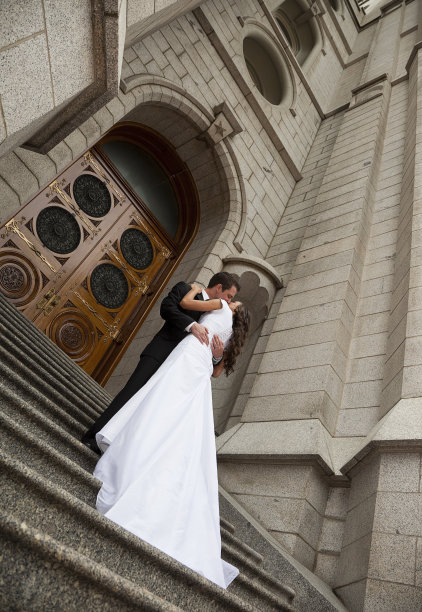 新郎和新娘在教堂前接吻图片下载
