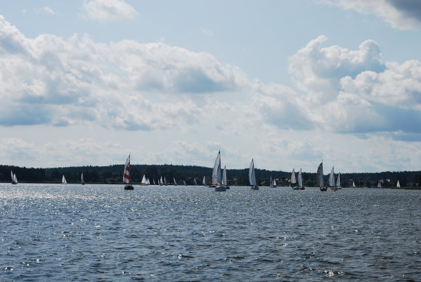 马祖利安湖上的游艇图片下载