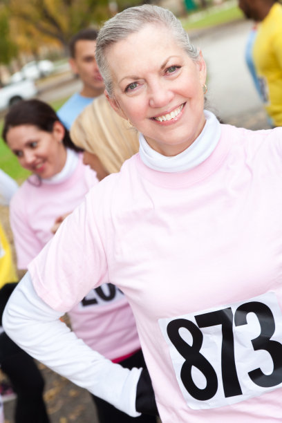 老年人站在慈善比赛的原因图片下载