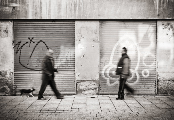 两个男人走在街上。图片下载