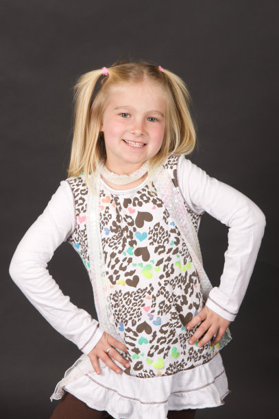 可爱的金发小女孩，有自信的态度图片下载