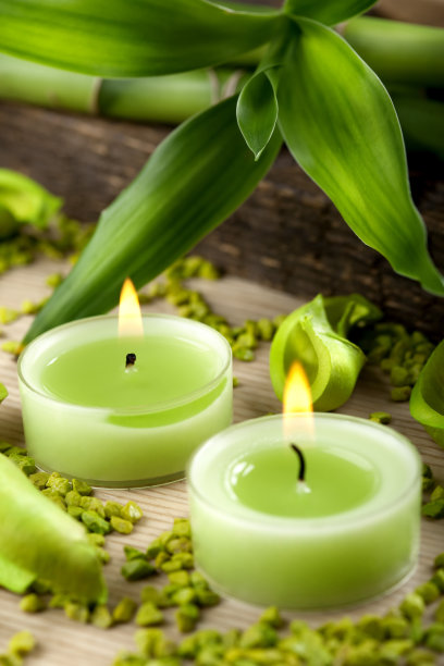 绿色的蜡烛和竹子装饰图片下载