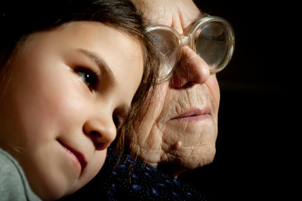 祖母和小女孩图片下载