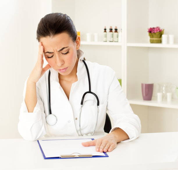 疲惫的年轻女医生图片下载