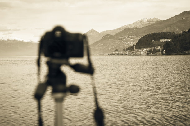 数码相机站在美丽湖，科莫湖图片下载