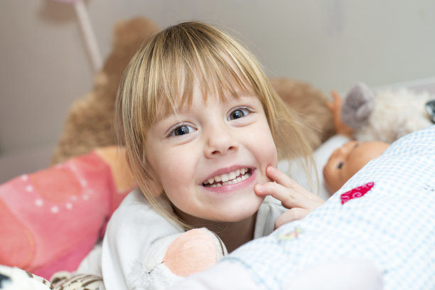 小女孩躺在床上图片下载