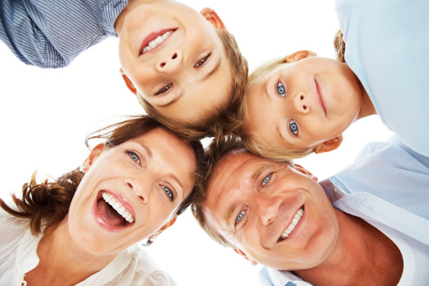 快乐的家庭在户外玩图片下载