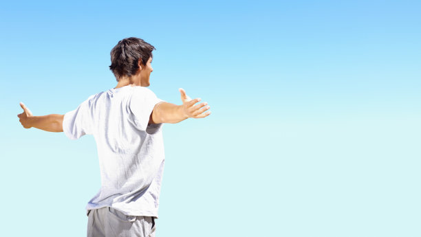 年轻人对着蓝天张开双臂图片下载