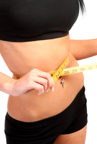 测量腰围的女人图片下载