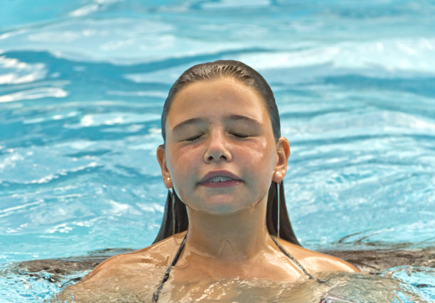 小女孩游泳图片下载