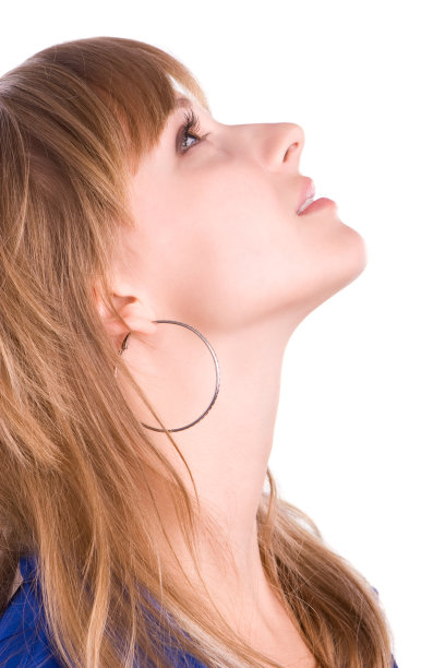 年轻女孩抬起头图片下载