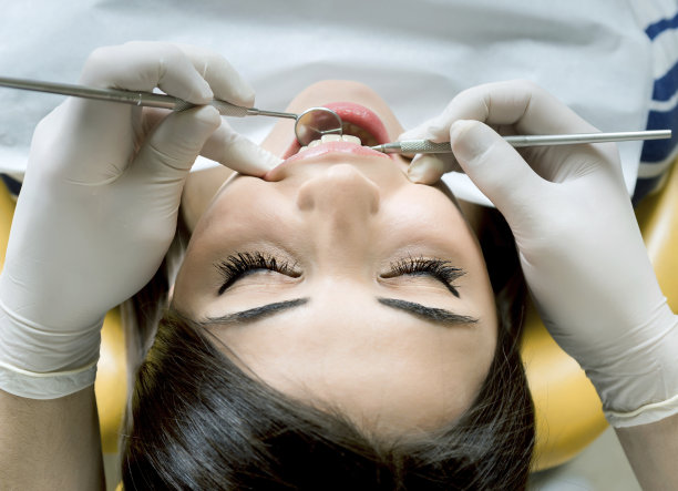 看牙医的女孩图片下载