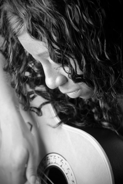 弹吉他的非裔美国妇女图片下载