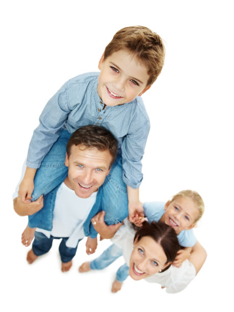 肩上扛着孩子的幸福父母图片下载