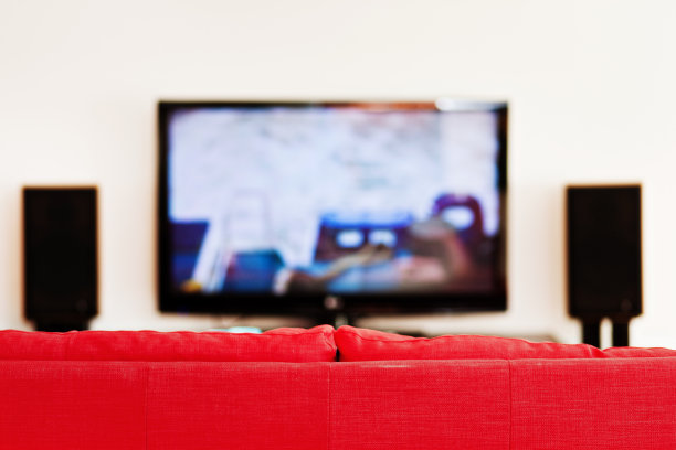 配有舒适沙发和巨型平板电视的家庭娱乐中心图片下载