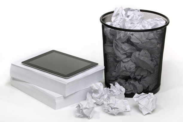废纸篓和一堆纸和写字板图片下载
