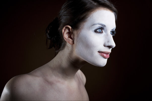 年轻的黑发美女，女人，肖像，室内图片下载