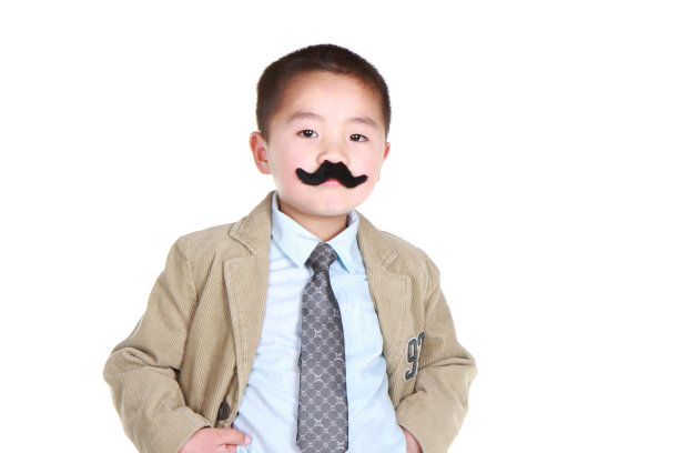 亚洲男孩与假胡子和怀疑的表情。图片下载