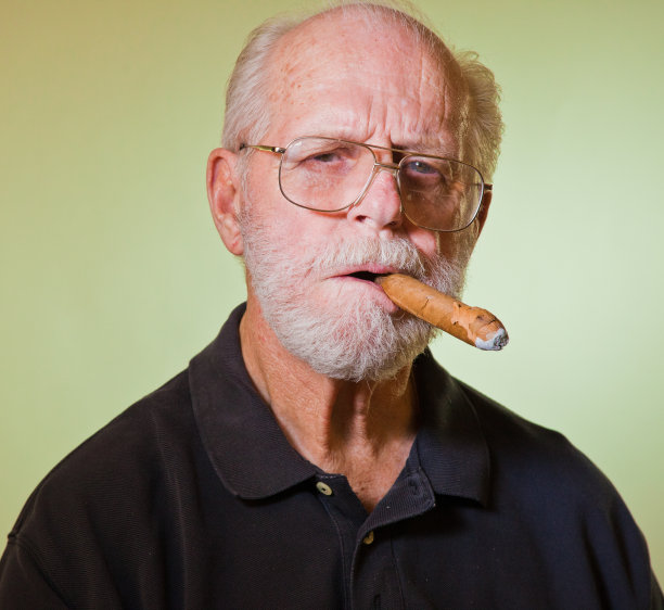 有雪茄的资深男模特图片下载