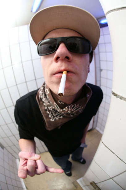 年轻的铁杆吸烟者图片下载