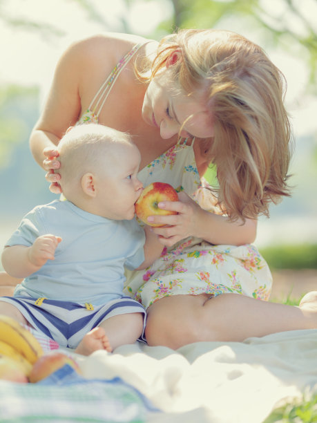 快乐男孩和妈妈在公园吃饭图片下载