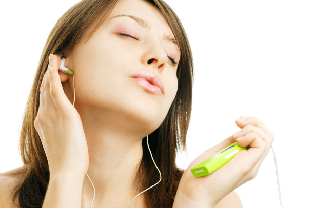 带数码播放器的女人图片下载